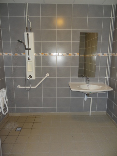 Construction d'une extension d'un hpital de jour destin aux handicaps : 9 Salle de bain type 