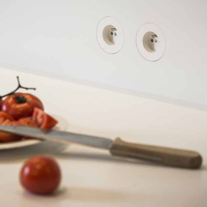 Boulainvillers : Dtail Prises de courant rondes, au niveau du plan de travail de la cuisine et sintgrant parfaitement  la crdence en corian glacier white.